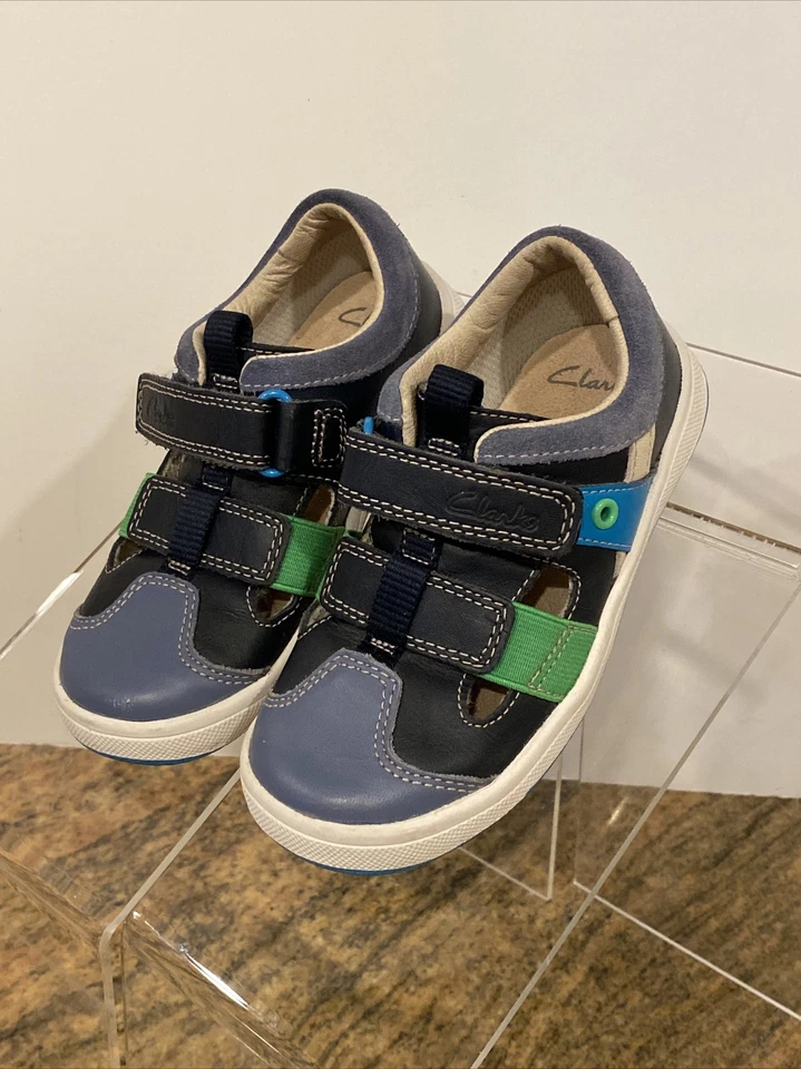 Sandalias Clarks para niños con punta cerrada Maltby Sun 8 1/2 8,5 usadas en excelente estado Foto 2 de 4