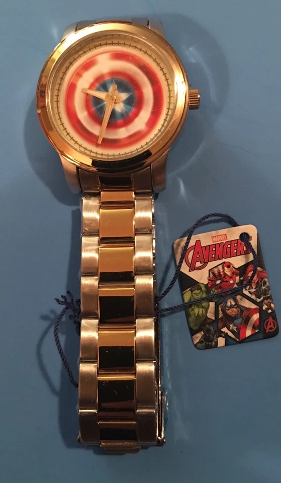 NUEVO Reloj de metal para hombre Marvel Comics Avengers CAPTAIN AMERICA escudo plateado/oro Foto 3 de 4
