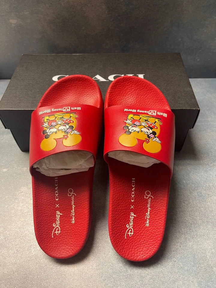 Sandalia deportiva Coach Disney para mujer Foto 2 de 4