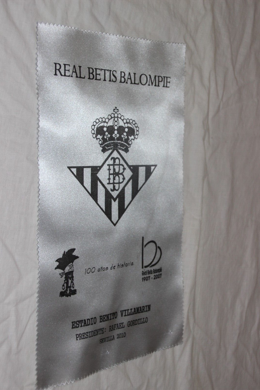 POSTER DE TELA DE RASO REAL BETIS BALOMPIE CON EL PALMERIN Y ESCUDO CENTENARIO