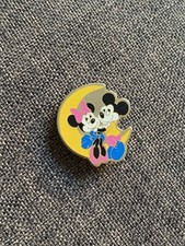 Pin’s Disney Mickey Minnie clair de lune