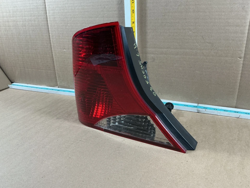 Conjunto de luz trasera izquierda del lado del conductor Ford Focus 2002-2004 sedán Foto 2 de 4