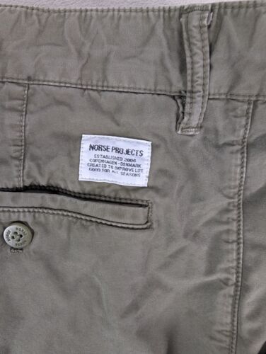 NORSE PROJECTS Aros leichte armeegrüne Twill-Chinohose vorne flach Größe 34 x 30 - Bild 2 von 6