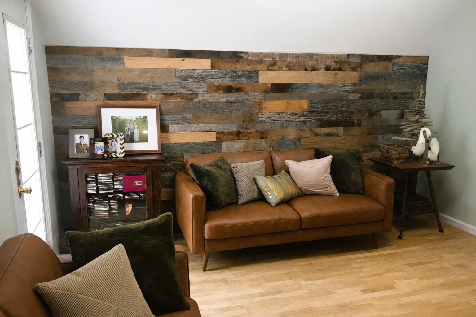 10 SQ. FT ( 3" W x 5/16" T ) RECLAIMED BARN LUMBER MILLED INTO ACCENT WALLBOARD