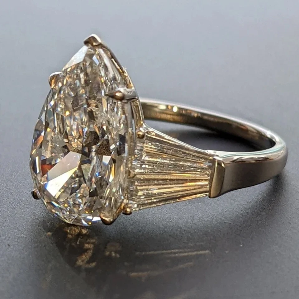 Anillo de compromiso estilo único de moissanita corte pera 4,67 TCW enchapado en oro blanco de 14K Foto 2 de 4