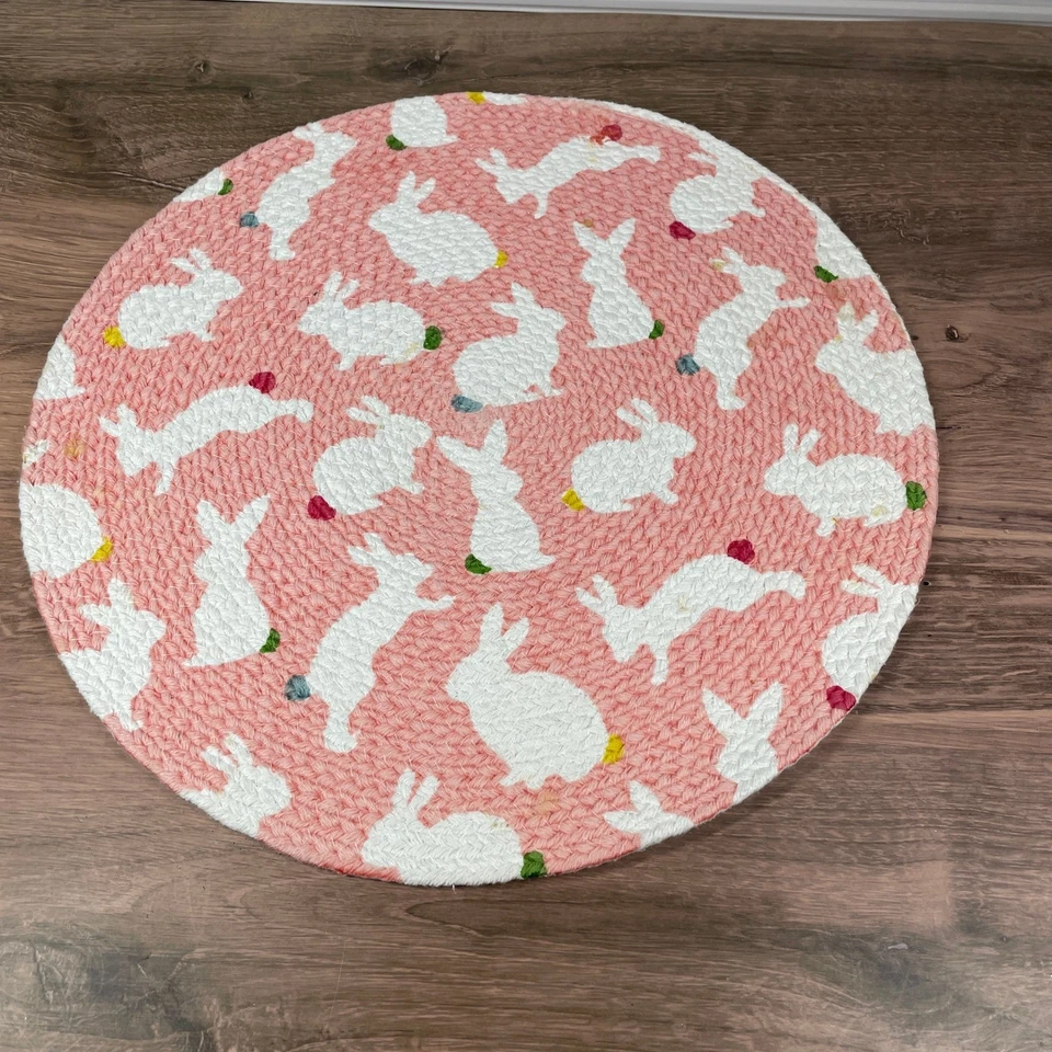 Juego de 2 manteles de mesa redondos trenzados rosas conejos blancos de Pascua 15 pulgadas Foto 2 de 4