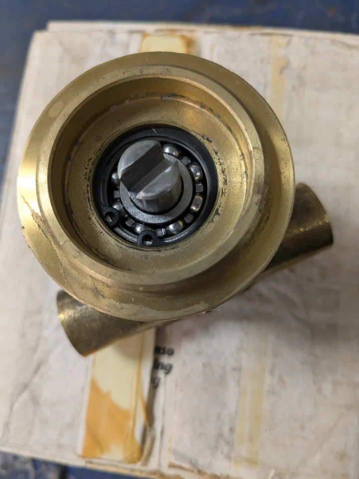 Bomba de agua Johnson para Volvo Penta 35098-3 (F4B-9) / Volvo# 829895 Foto 3 de 3