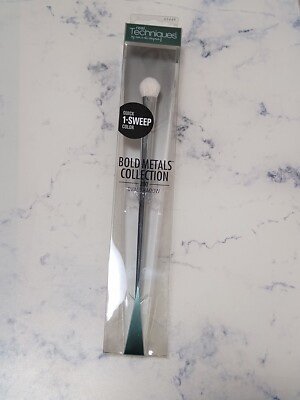 Real Techniques  Bold Metals Collection 200 OVAL SHADOW BRUSH New In Box