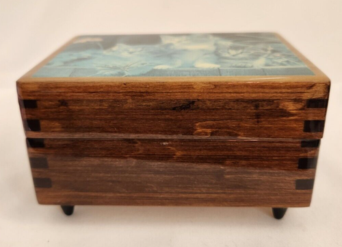 American Music Box Co. Spieluhr Kätzchen Kunstarbeit glasiertes Holz 4,5 x 4,75" - Bild 3 von 9