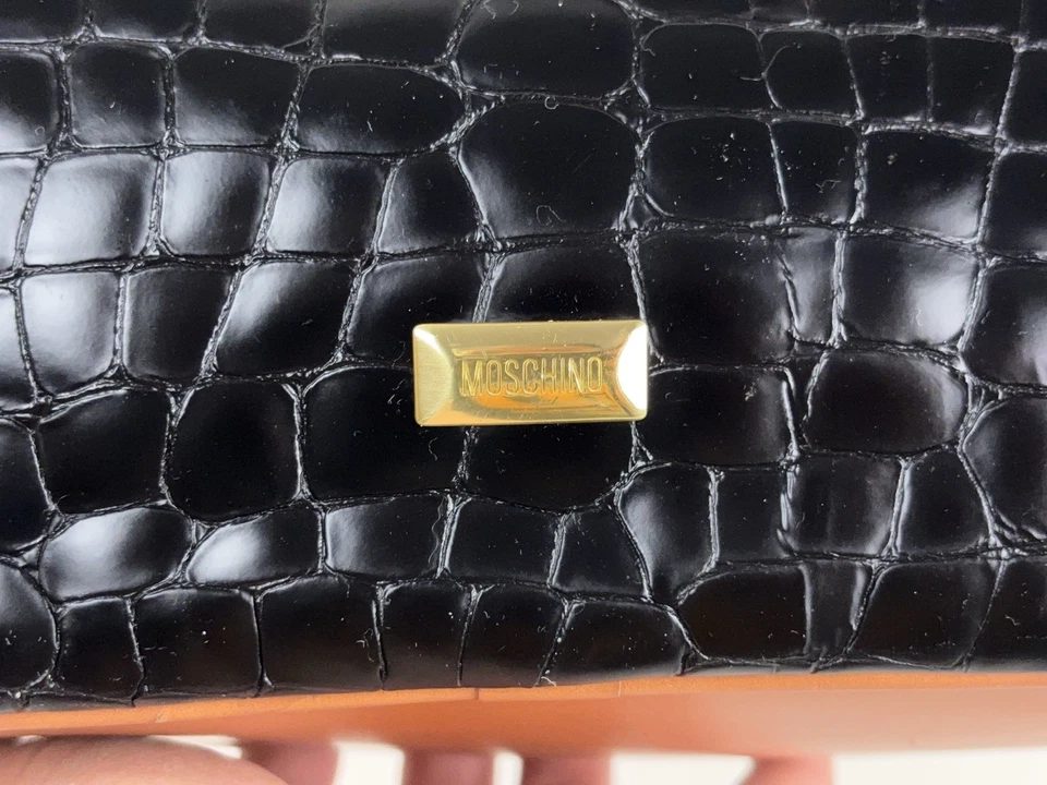 Bolso de hombro Moschino de cuero negro cocodrilo en relieve con asa marrón Italia usado en excelente estado Foto 3 de 4
