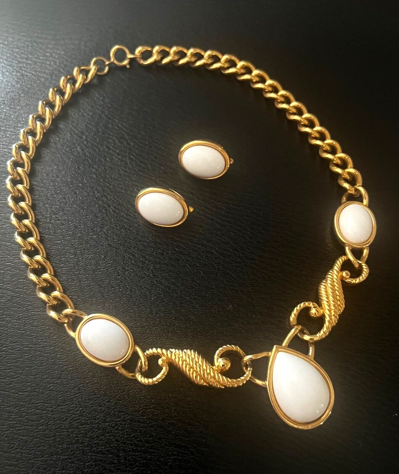 Collar y Pendientes Trifari Vintage Oro Cabujón Blanco Trifaio Foto 2 de 4