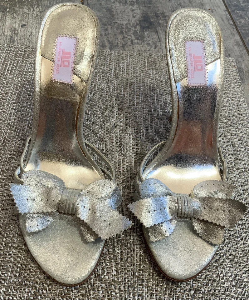 Sandalia de gamuza plateada para mujer JLo By Jennifer Lopez, talla 8 M Foto 2 de 4