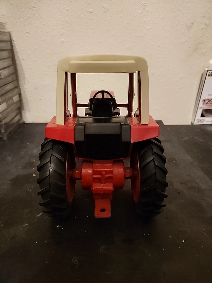 Vintage ERTL International 1586 Die Cast Metal Toy Tractor 1:16 With Cab 1988 - Image 3 of 4