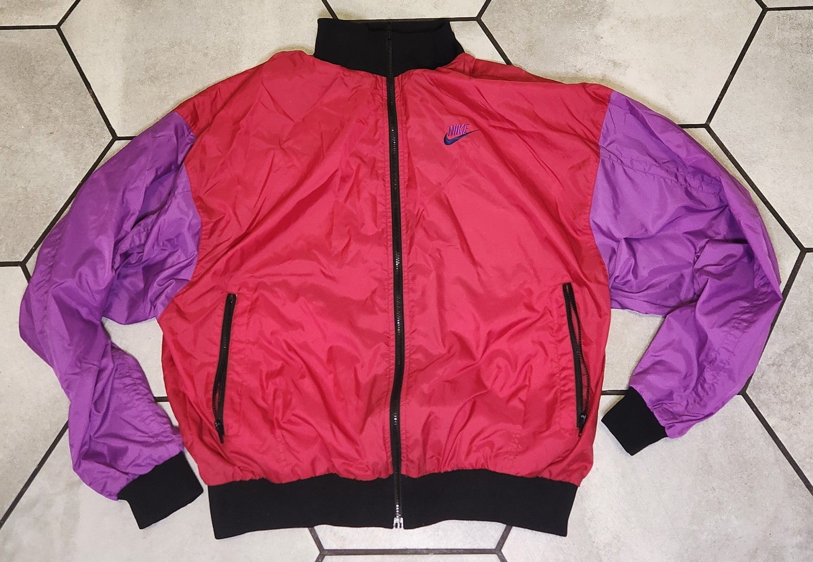 SACAI X NIKE Giacca a vento vintage NIKE grigia etichetta viola rosso nero foderata taglia L retrò ~ luminosa usata in ottime condizioni