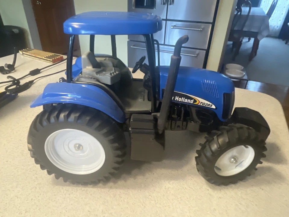 New Holland TG 285 FWA Blue Tractor Diecast 1:16 Scale Collector Edition 2004 - Image 2 of 4