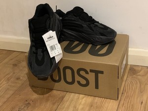 yeezy boost 700 v2 triple black