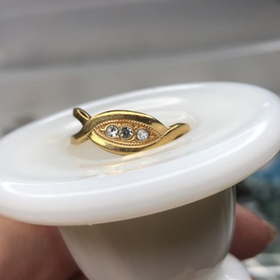 1980 Vintage Avon SPARKLING RIBBON RING 3 Rhinestones Gold Tone Size 9 Woman s