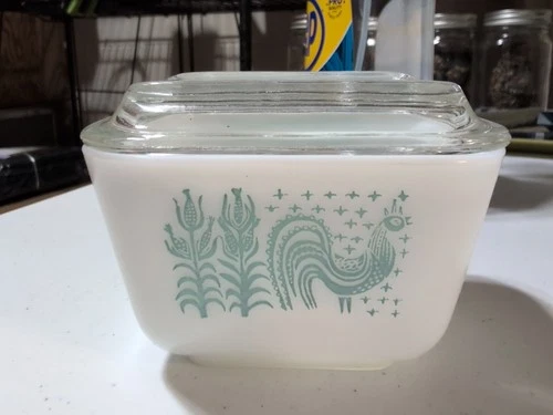 PYREX AMISH BUTTERPRINT TURQUOISE Rooster 501 Refrigerator Dish with Lid 1.5 pt