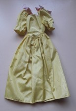 Poupée Mannequin Barbie  Tressy  ? Robe du soir taffetas jaune Rubans roses.