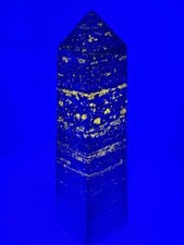 Lapis Lazuli Obelisk 1040 g – Afghanistan  – UV Fluoreszenz – Naturstein