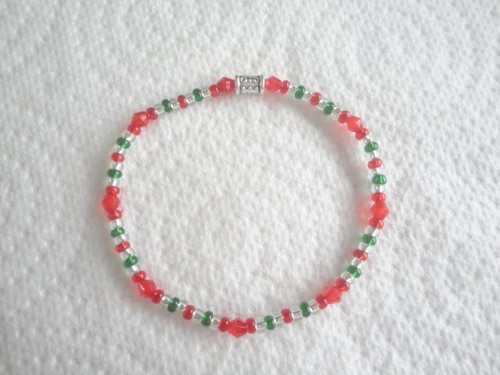 Handmade Pair of Red & Green Seed Bead Elasticated Bracelets. - Picture 4 of 5