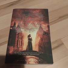 The Heart of Betrayal von Mary E. Pearson (20...
