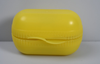 Tupperware ''Zwei Dabei'' Eierbehälter für Zwei Eier - Box mit Salzfach - Gelb