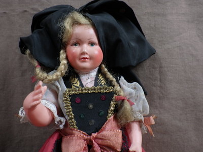 Poupée en celluloïd vintage en costume traditionnel