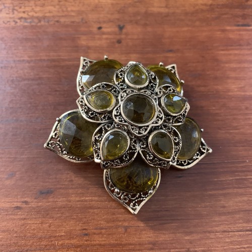 Vtg Monet Gold Tone Rhinestones Filigree Green Glass Flower Brooch Pin - Picture 4 of 6