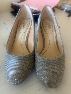 Life Stride Silver Glitter Sparkle Heels  Size 9  Lively Flex Bottom
