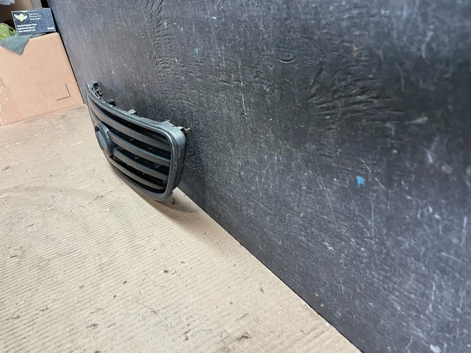 2002 2003 2004 Infiniti I35 Sedan Front Upper Grill Grille Oem J3534 DG - Image 2 of 4