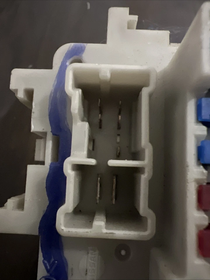 Bloque de conexiones relé caja de fusibles interior cabina Titan Nissan Armada Quest 07-12 OEM Foto 3 de 4