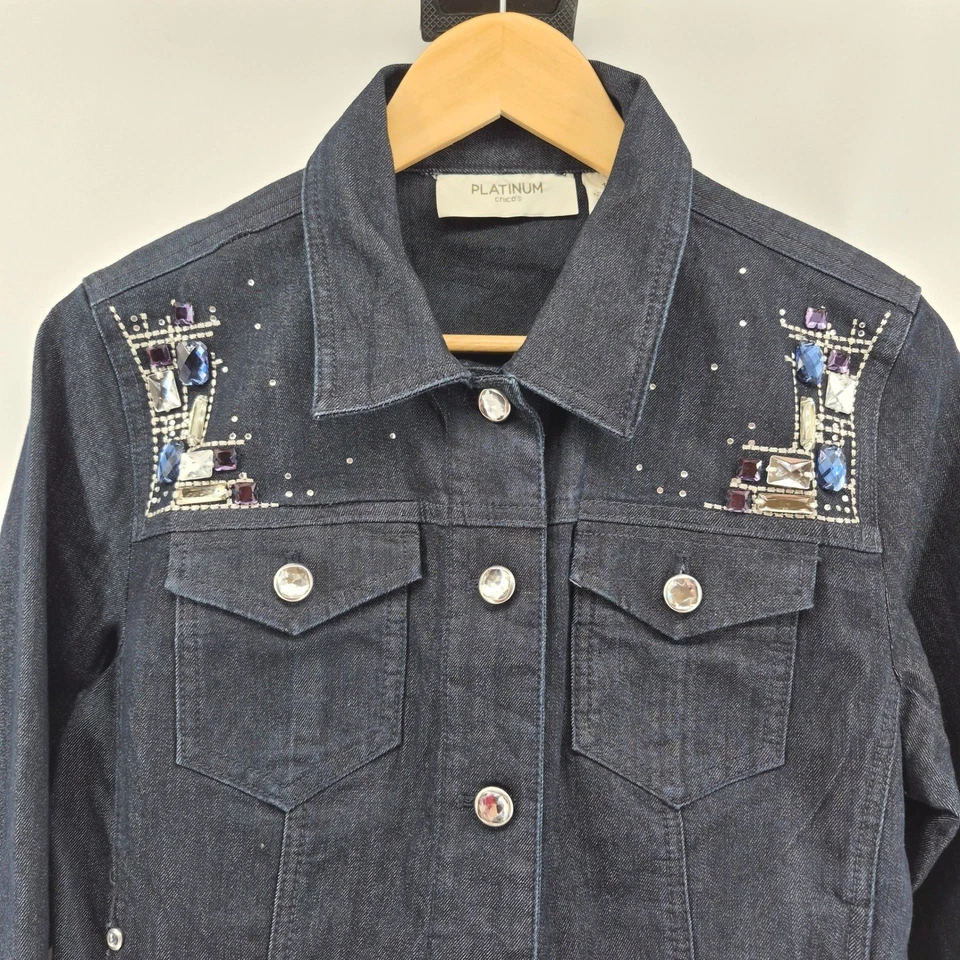 Chaqueta de mezclilla adornada Chico's Platinum Chicos talla 1 (M) estrás lavado oscuro Foto 2 de 4