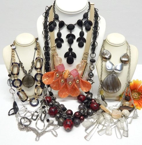 VINTAGE TO NOW FASHION COSTUME JEWELRY NECKLACE LOT ASSORTED TYPES & MATERIALS
