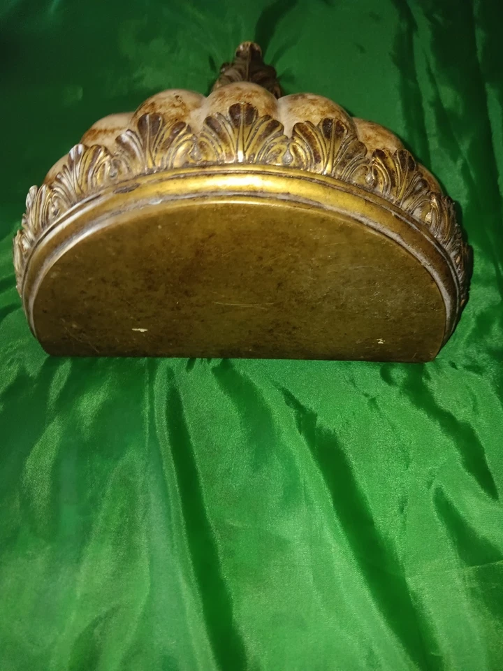 Par de estantes de pared ornamentados vintage de resina estilo Hollywood Regency medianos en muy buena condición Foto 4 de 4