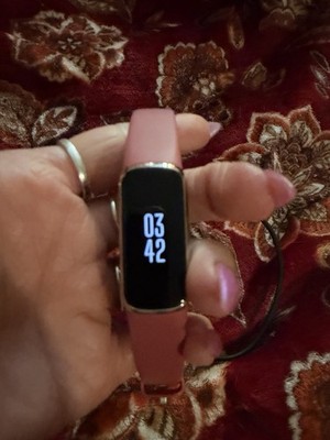 Fitbit Luxe Fitness Tracker + 1 additional band + Charger   Pink/Soft Gold