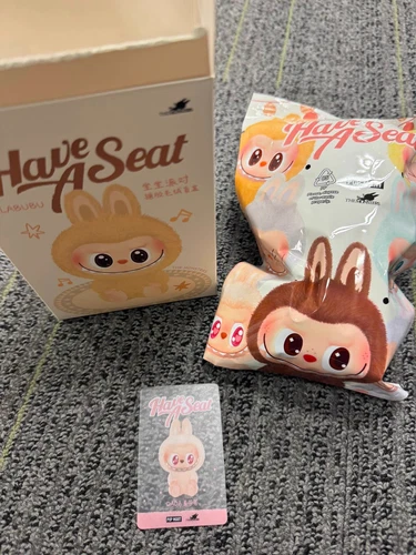 Authentische Pop Mart Labubu die Monster "Have a Seat" Vinyl Anhänger Figur versiegelt - Bild 6 von 24