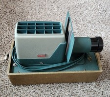 Vintage ARGUS 300 SLIDE PROJECTOR w/ OWNERS MANUAL  CARRYING CASE - WORKS 
