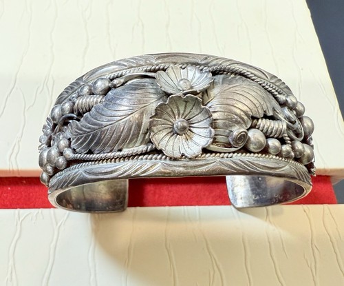 Authentisches signiertes Morty Johnson Navajo Armreif Armband | handgeschnitzt Sterling