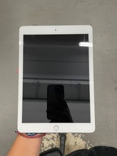 Apple iPad (6th Generation) A1893 32 GB, Wi-Fi, 9.7 in - Silver