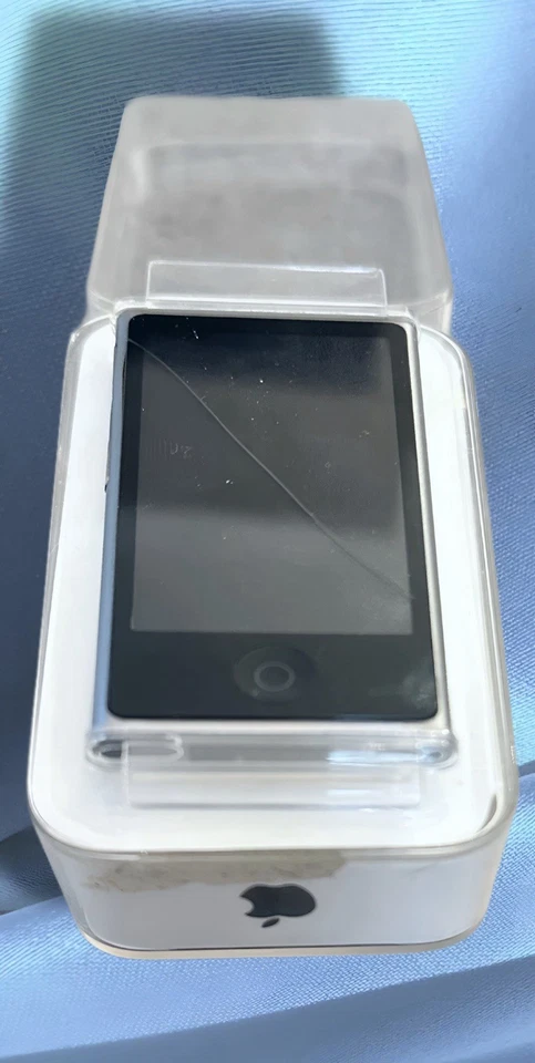 Apple iPod nano 7ª generazione – 16 GB – colore Argento (Silver) - Immagine 2 di 3