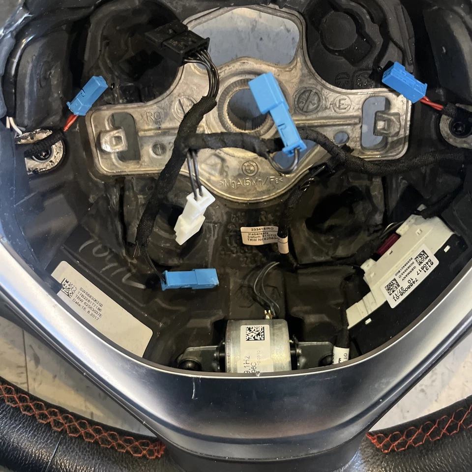 Volante BMW 3 SERIES 330i 2016-2018 couro preto vermelho costura de destaque - Imagem 3 de 4