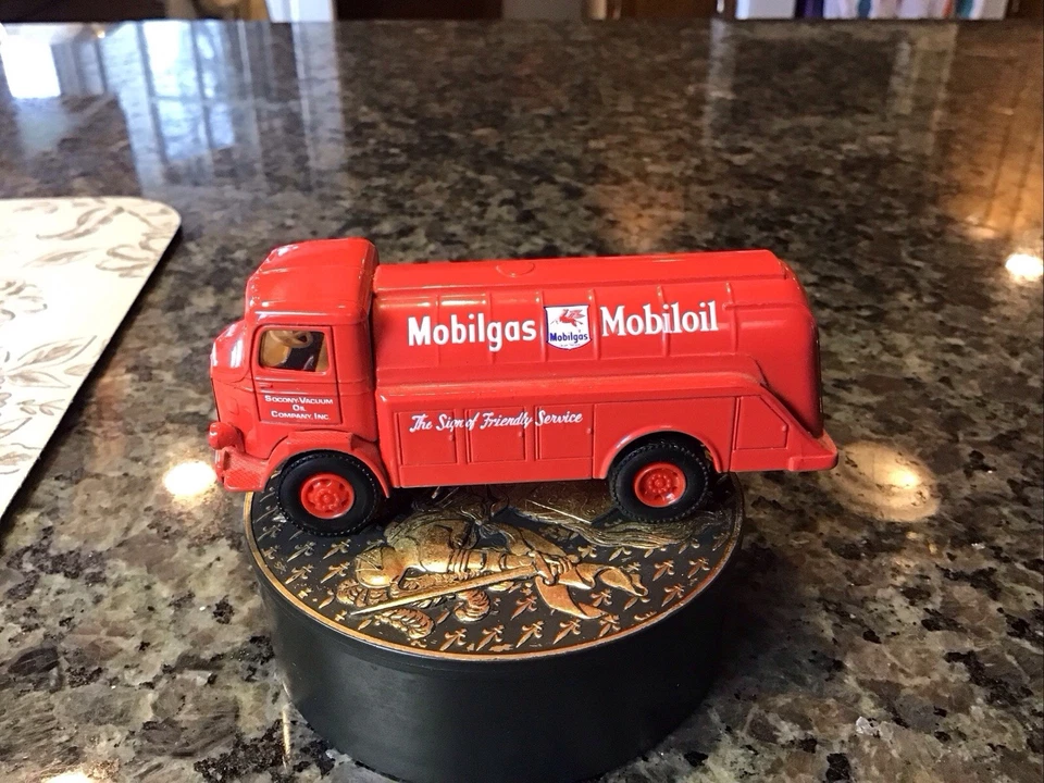 American Highway Legends AHL Mobil Gas Tanker Truck 1:64 Diecast SOCONY VACUUM - Image 2 of 4