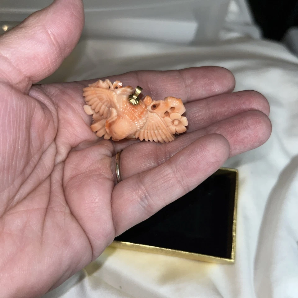 复古手工雕刻珊瑚鸟吊坠桃色至几乎红色 — 第 4/4 张图片