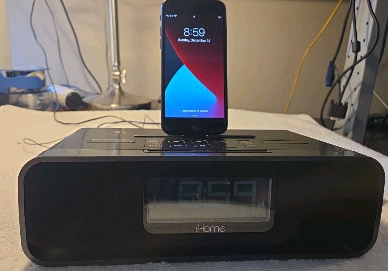 iHome Idl91 Dual Charging Stereo FM Clock Radio With Lightning Dock and USB