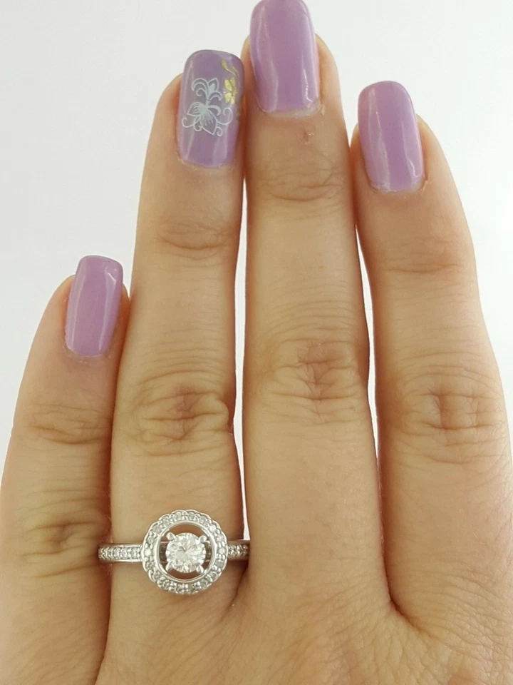 Anillo de compromiso redondo con halo de diamantes talla brillante de oro de 14 quilates de 0,73 quilates Foto 2 de 4