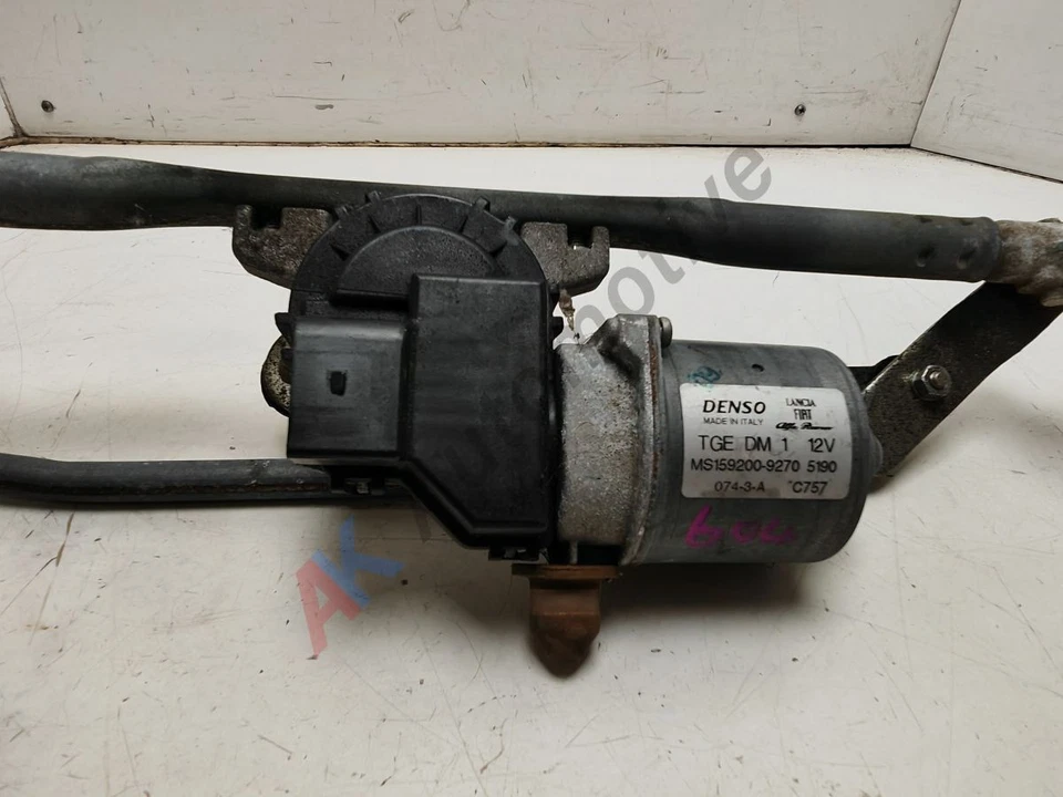 Fiat Panda MK3 2011-2024 Scheibenwischermotor und Gestänge vorne - Bild 3 von 4