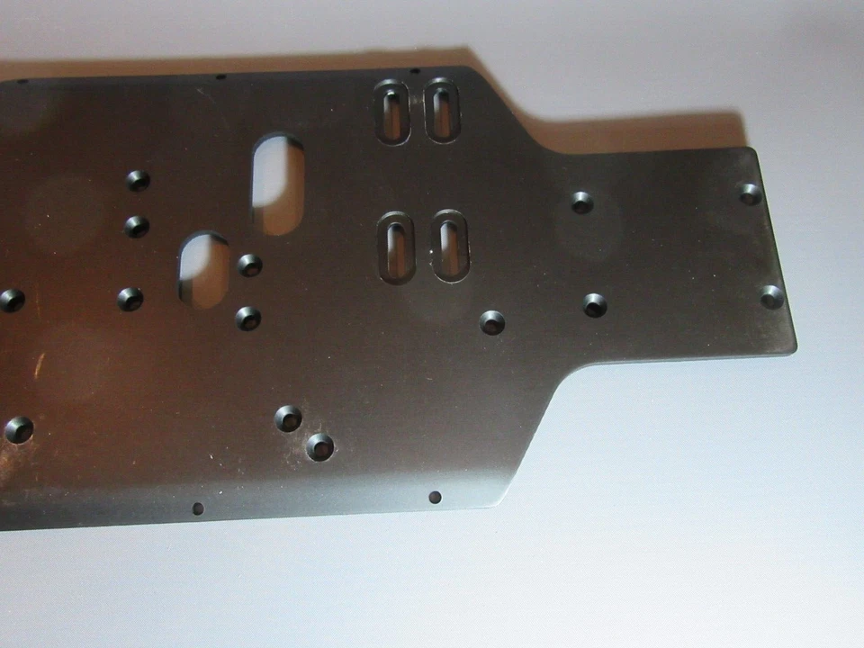 A614 T2M Chassisplatte Schwarz Aus Aluminium 1:8 L 40,3 Cm Modellbau - Bild 4 von 4