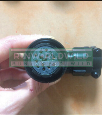 1PCS NEW FOR Servo motor power cable plug YD28K4TSF 15-PIN