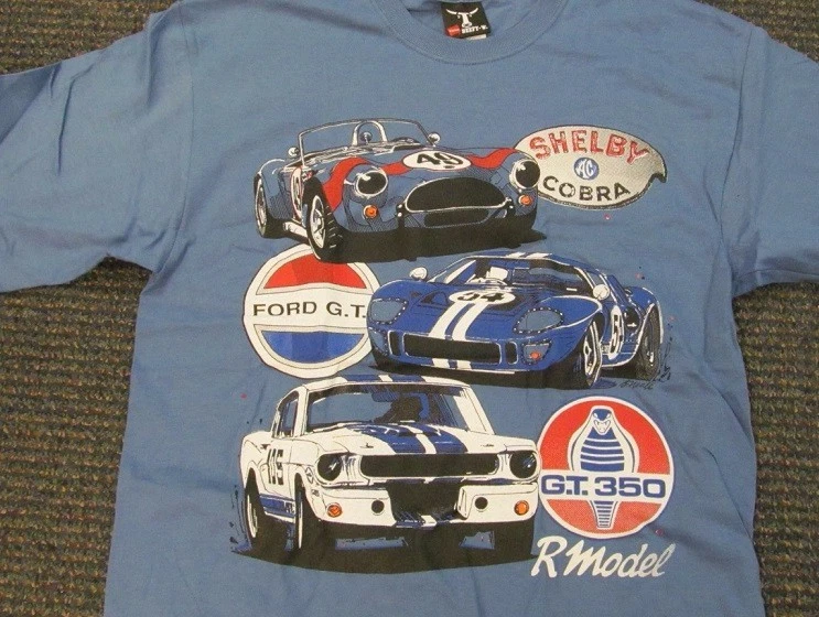 Camiseta mediana Shelby Competition Car Foto 2 de 3